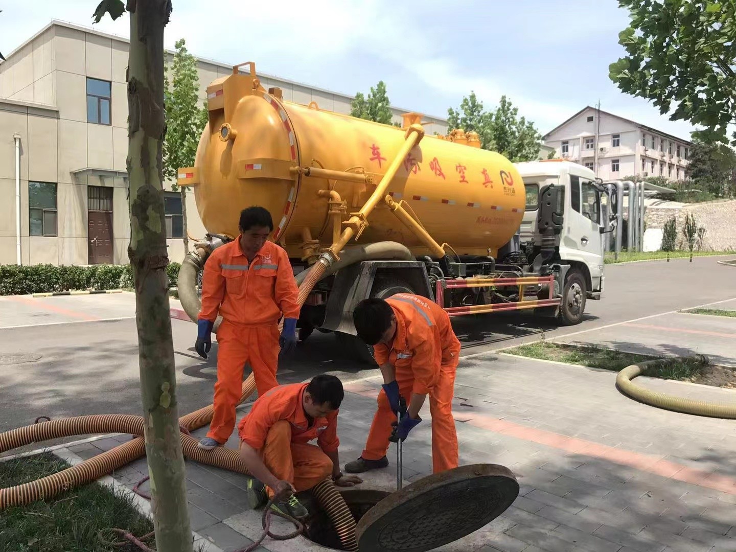 顺庆管道疏通车停在窨井附近