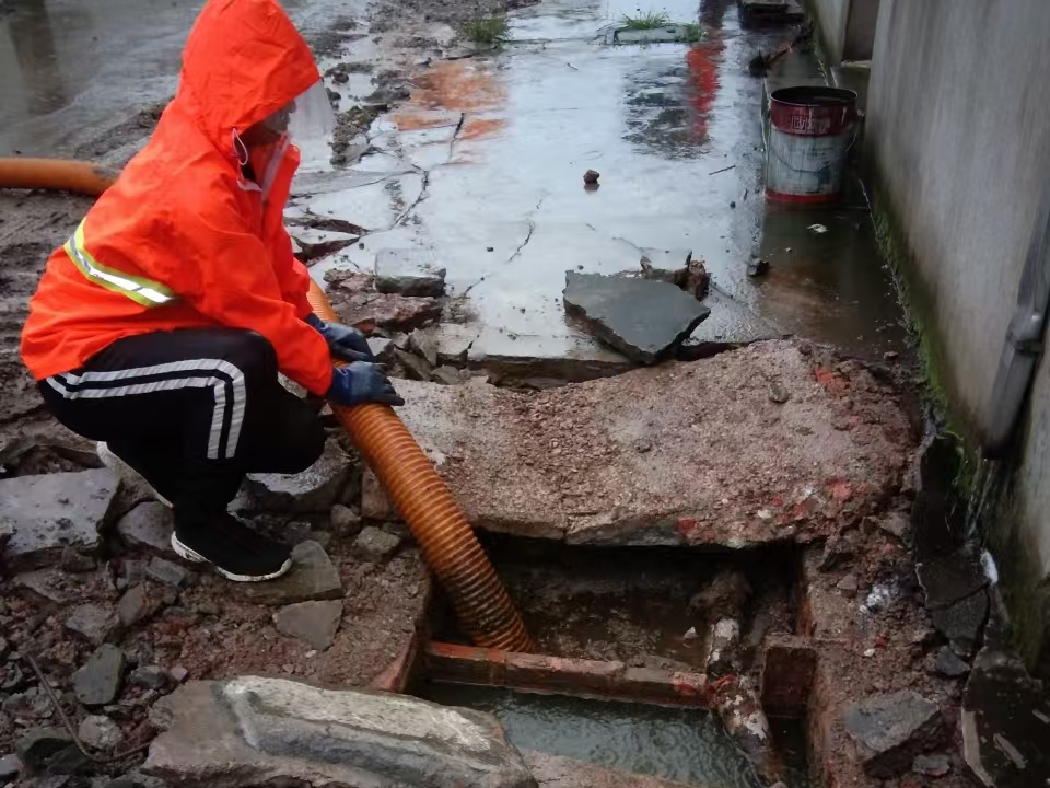 顺庆专业清理污水池 炜誉市政以规范流程守护城市 “肠道”