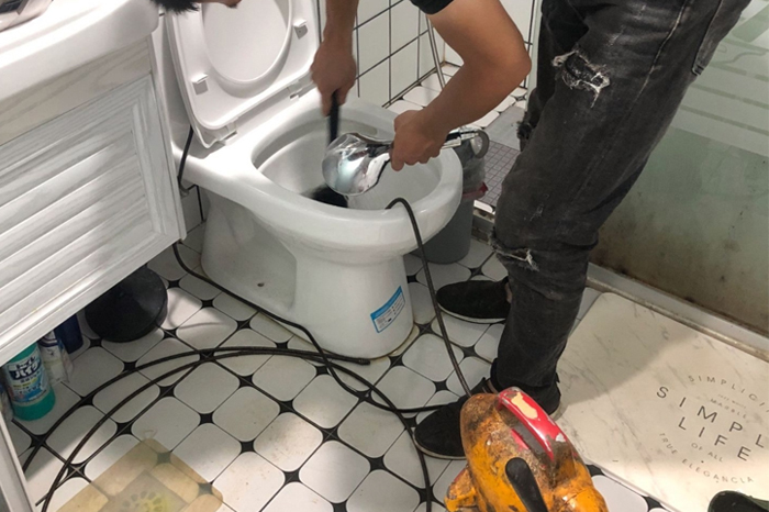 顺庆马桶堵塞自己疏通还是找师傅？专业上门服务让你省时更省心